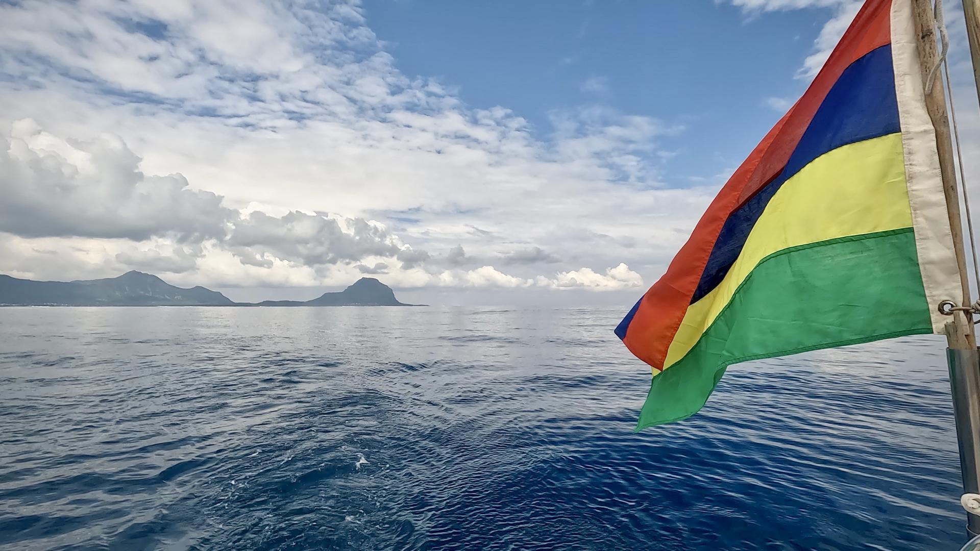 Drapeau mauricien en mer